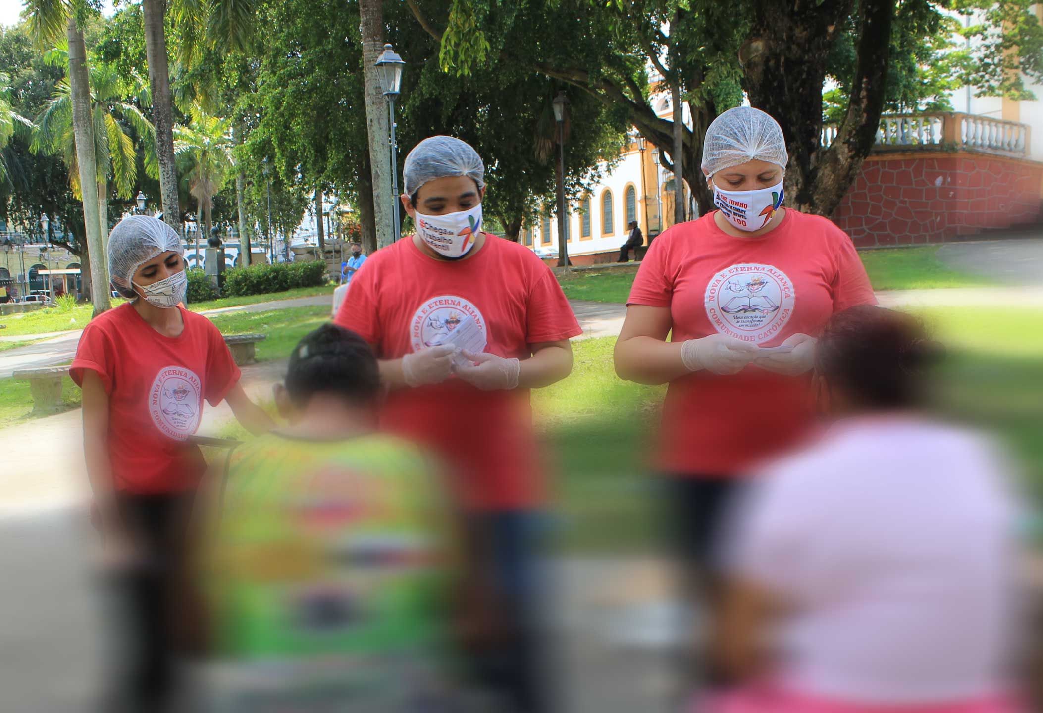 Membros do CNEA atendendo pessoas em situação de rua